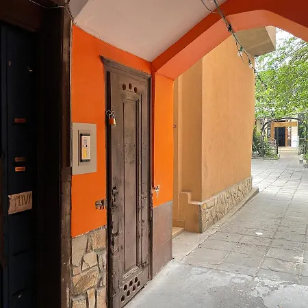Artistic Tranquility With Unbeatable Location דירה *