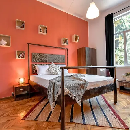 Artistic Tranquility With Unbeatable Location דירה סופיה