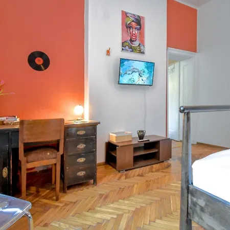 Artistic Tranquility With Unbeatable Location דירה